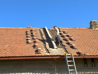 Generální oprava střechy budovy na statku v Pardubicích (2011)